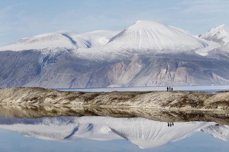 DEN LILLE MANN: På Ella Ø føler du deg bitte liten på en god måte. De majestetiske fjellene er berømt for de synlige sporene fra istiden 700 millioner (!) år siden. Foto: Paal Audestad