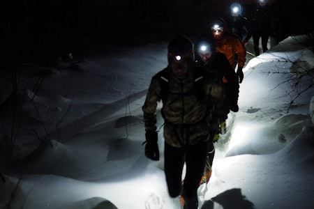 VINTER-STIRSDAG: Det er kanskje lite som minner om løping når vi tråkker oss gjennom snøen og opp til en topp, men den barnslige gleden er stor når vi kan flakse nedover med løssnø til knærne. Foto: Johannes Rummehoff stiløping om vinteren