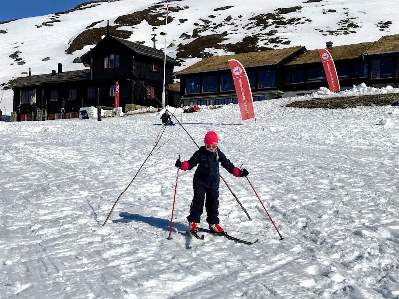 HAUKELISETER FJELLSTUE: Hele Haukeliseter består av 17 bygninger, og hytta har blitt drevet av Stavanger Turistforening siden 1963. Foto: Veronika Sund haukeliseter vinter barn