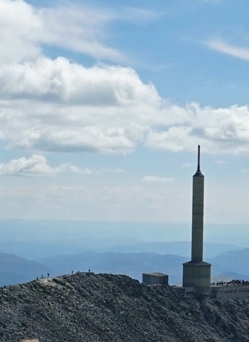 Fra masta til toppens høyeste punkt må du klatre mellom store steinblokker. De røde T’ene viser den beste veien å gå. Foto: Erlend Larsen Gaustatoppen turguide Rjukan Telemark