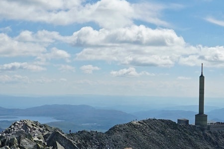 Fra masta til toppens høyeste punkt må du klatre mellom store steinblokker. De røde T’ene viser den beste veien å gå. Foto: Erlend Larsen Gaustatoppen turguide Rjukan Telemark