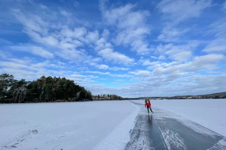 GOD GLID:  Lars Lindland og Marius Angvik tok vannveien til Sverige med turskøyter. Øst for Øyeren var det fine forhold. Foto: Lars Lindland flyktningeruta turskøyter vinterekspedisjon