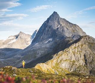 INNBYDENDE FORHOLD: Her fra Urkeegga langs Hjørundfjorden. Foto: Håvard Myklebust løping i fjellet