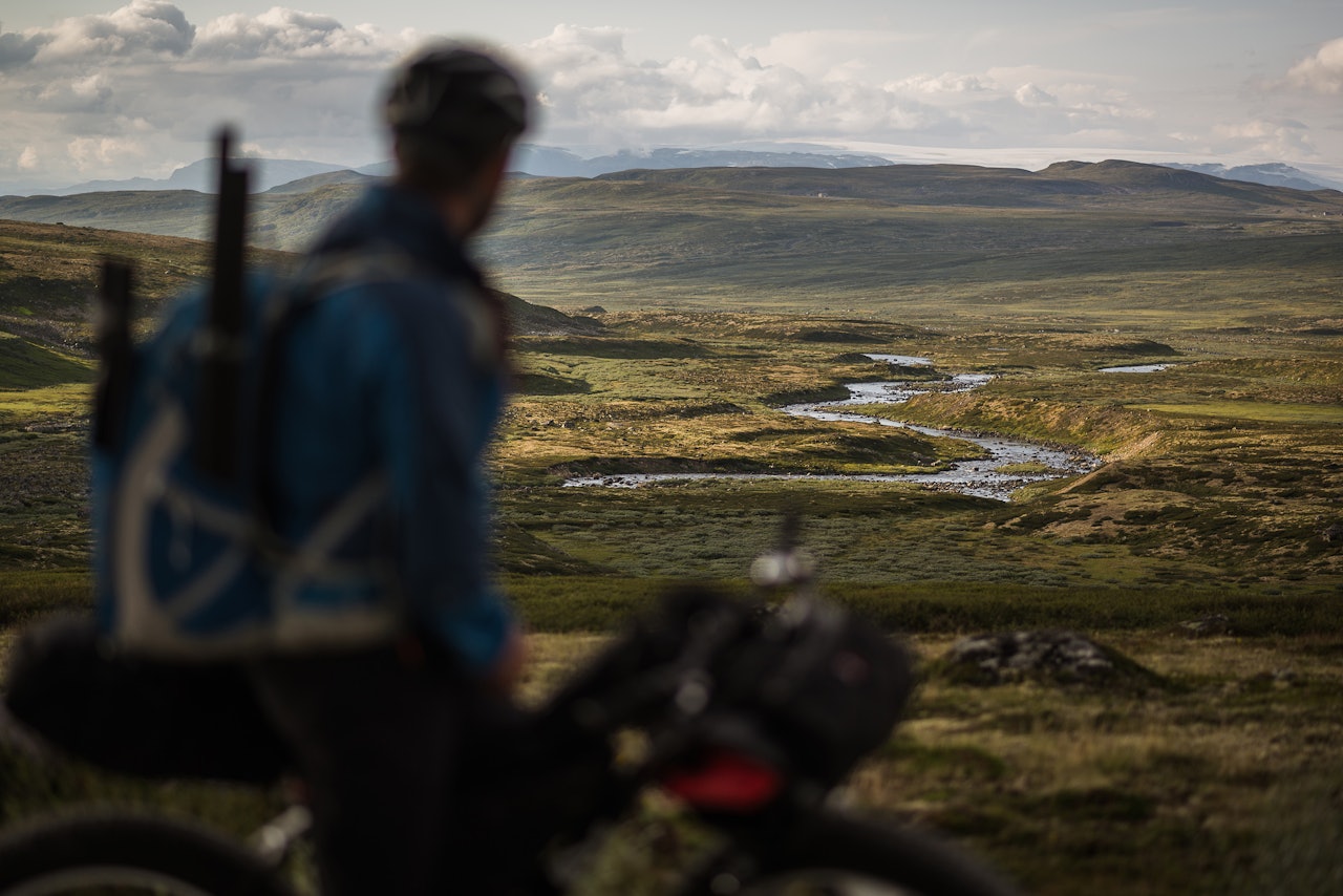 ALT DU TRENGER: Gleden ved å ha med seg det mest nødvendige og være fri til å dra hvor du vil. Foto: Mikkel Bølstad bikepacking eventyrsykling fatbike mikkel bølstad