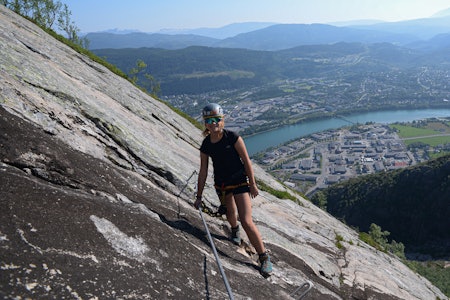 VIA FERRATA MOSJØEN: Enklere, mindre hasardiøst og et større eventyr enn forventet. Ungdommene koser seg. Foto: Bo LIndblad via ferrata mosjøen familietur