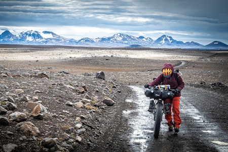 ET SYKKELEVENTYR: Landskapet på Island er levende og fargerikt. Vi sykler, omgitt av fjell med rare former og utrolige farger. Foto: Fernando Val Del Bravo sykkeltur på Island med fatbike