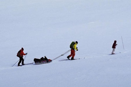 Ekte familielykke. Eldstejenta Gjendine i tet, Ea og Marikken i tvillingpulken og to fornøyde foreldre. Foto: Jørn H. Moen på tur med pulk