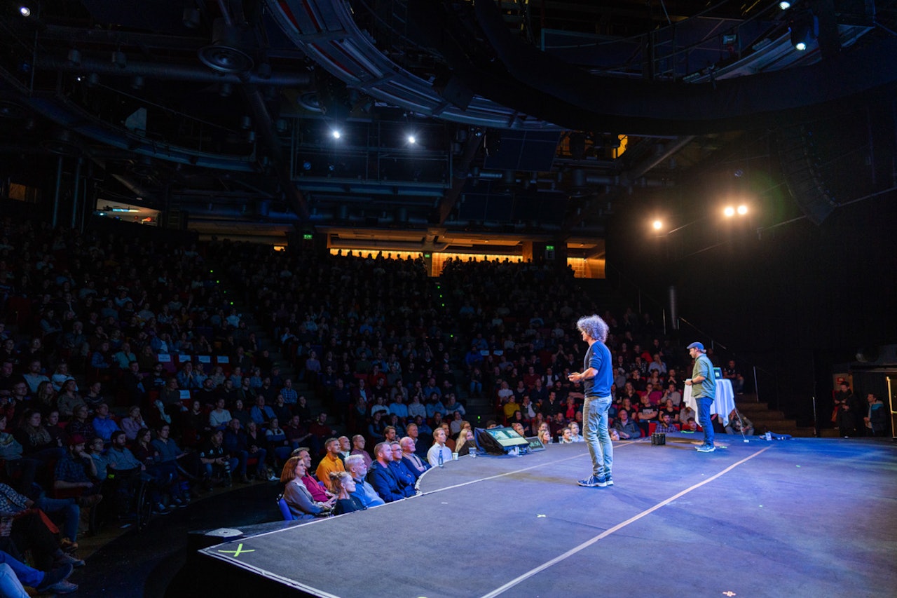 EVENTYRAFTEN: God stemning både i salen og på scenen. Radarparet Aleksander Gamme og Petter Nyquist bidro rikelig med tur og tøys. Foto: Kyle Meyr EVENTYRAFTEN: God stemning både i salen og på scenen. Radarparet Aleksander Gamme og Petter Nyquist bidro rikelig med tur og tøys. Foto: Kyle Meyr