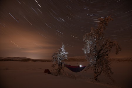 VINTER-OVERNATTING I HENGEKØYE: Stjerneklart og ikke et vindpust er å kjenne, ikke en gang et svakt drag i luften. Alt er stille, frosset tid i frosset landskap. Foto: Bo LIndblad  VINTER-OVERNATTING I HENGEKØYE: Stjerneklart og ikke et vindpust er å kjenne, ikke en gang et svakt drag i luften. Alt er stille, frosset tid i frosset landskap. Foto: Bo LIndblad