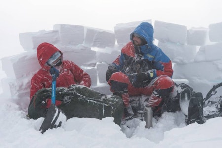 LANGTFRA STILLE: I vind og snødrev er det en spesiell opplevelse å være i fjellet. Noen meter med sikt kan gjøre en ellers grei tur til en utfordrende navigasjonsjobb. Foto: Hans Kristian Krogh-Hanssen tafjordfjella på langs hans kristian krogh hanssen