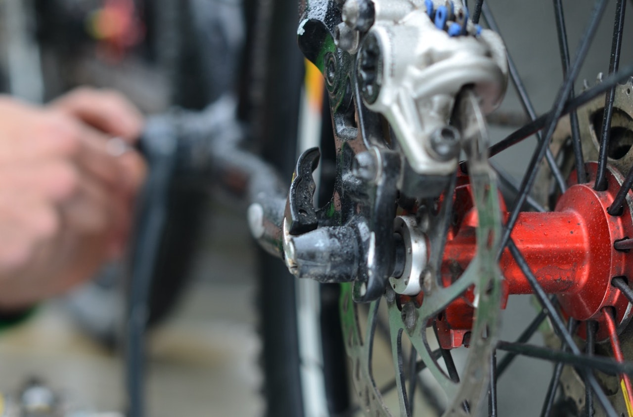 Vedlikehold av en elsykkel skiller seg ikke mye fra en vanlig sykkel utover de elektriske komponentene. Elsykler krever likevel noe stell og vedlikehold for å fungere optimalt. vedlikehold av elsykkel