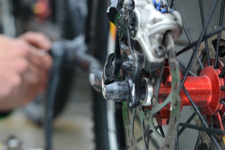 Vedlikehold av en elsykkel skiller seg ikke mye fra en vanlig sykkel utover de elektriske komponentene. Elsykler krever likevel noe stell og vedlikehold for å fungere optimalt. vedlikehold av elsykkel