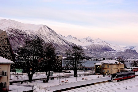 TA TOGET: Åndalsnes stasjon ligger 457,28 kilometer fra Oslo S, 4,2 meter over havet. Illustrasjonsfoto: Erlend Sande tog naturvennlig reise