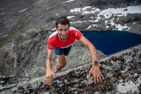 RYSTET, IKKE RØRT: Kilian Jornet kan sprenge rekorder i tynn luft med minimale marginer – og formidler de svimlende opplevelsene med et driv James Bond verdig. Foto: Fra boka  over skyene kilian jornet bok