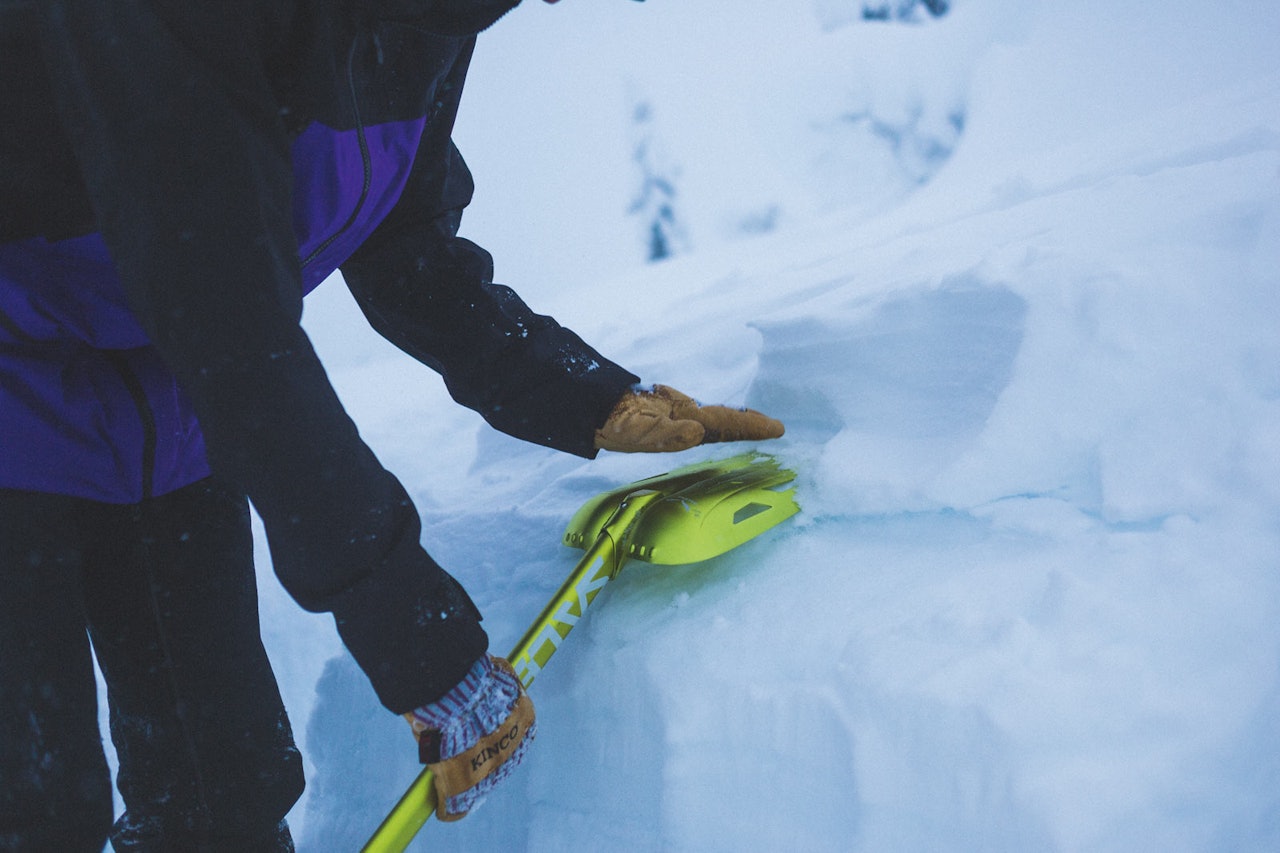 SKREDUTSTYR: En snøspade inngår i det obligatoriske utstyre for toppturer på ski. Foto Kristoffer H. Kippernes
