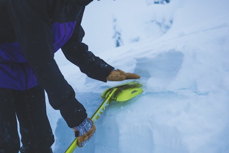 SKREDUTSTYR: En snøspade inngår i det obligatoriske utstyre for toppturer på ski. Foto Kristoffer H. Kippernes SKREDUTSTYR: En snøspade inngår i det obligatoriske utstyre for toppturer på ski. Foto Kristoffer H. Kippernes