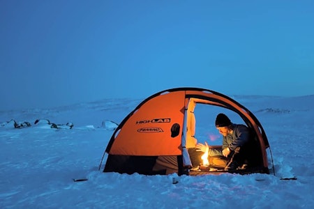 VIKTIG: Primusen trenger mindre forvarming når du fyrer med bensin, noe som gjør oppstarten enklere. Foto: Randulf Valle  vintergass primus randulf valle