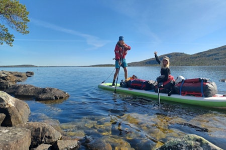 SUP-ERPARET: Skandinavias lengste vasdrag er en skikkelig langtur med stående padlebrett, og som også har inkludert en god del bæring hittil. Foto: Privat   kevin brady og ylva hatlebrekke
