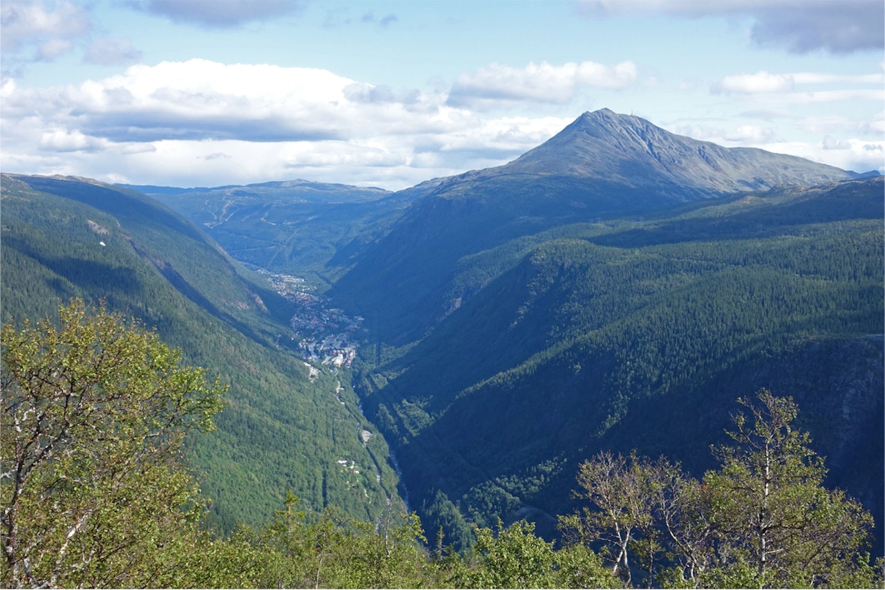 Flere steder har vi god oversikt over Rjukan. Kjerringsveiven Rjukan Fjellstue Gvepseborg Turguide