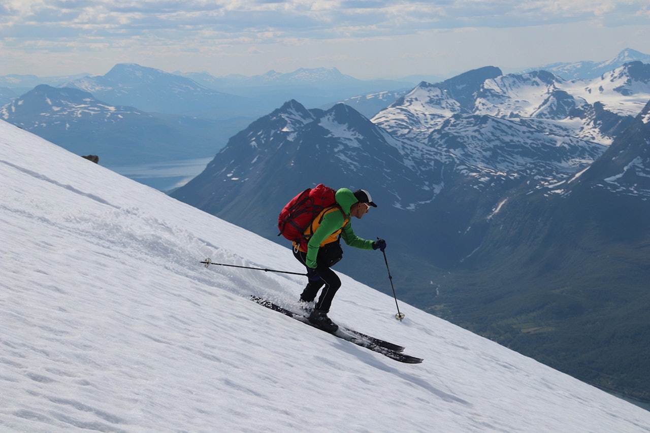 JIEKKEVARRI: Espen Nordahl har over 50 turer på Jiekkevarri. Her er en av nedkjøringene. Foto: Svein Mortensen Espen Nordahl har over 50 turer på Jiekkevarri. Foto: Svein Mortensen