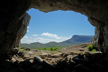 Stien går gjennom vakker natur i fredelige omgivelser. Foto: Erlend Larsen Hulderhola turguide Heddersfjell Telemark