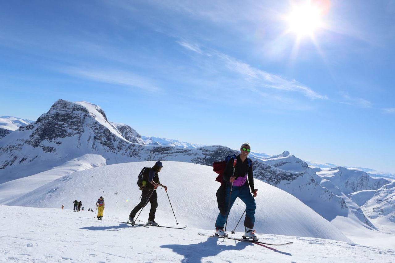 FINN EN HELG: Toppturfestivalene inviterer til ski og moro fra morgen til kveld. Her fra en godværsdag under High Camp Sunnmøre. Foto: Håvard Myklebust