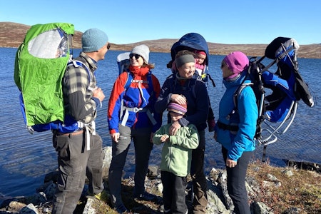 KOSELIG MED MEIS: Når smårollingene er store nok til i sitte i meis, åpnes muligheten for fine turer med familie og venner. Foto: Nina Volstad  slik velger du bæremeis