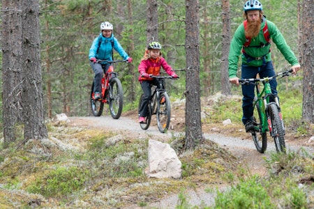 UTE-TV: Sykkelterapeut Aslak Mørstad har med mor og barn på tur i Trysil og nøster opp i klassiske nybegynnerproblemer. Foto: Christian Nerdrum   TERRENGSYKKELSKOLEN: Sykkelterapeut Aslak Mørstad