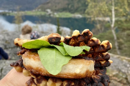 OVERSKUDDSMAT: Vafler kan lages på mange måter, og ofte av rester du har igjen i kjøleskapet. Foto: Sigrid Henjum potetvafler