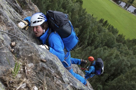 VIA FERRATA STRAUMSFJELLET: – Å være i veggen er helt spesielt, for det baller jo på seg hele tiden, sier Charter-Svein om opplevelsen i veggen. Foto: Matti Bernitz Pedersen VIA FERRATA STRAUMSFJELLET 71 grader nord