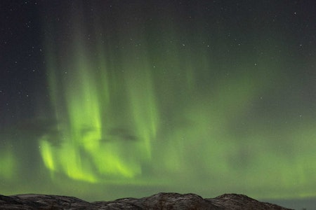 MØRKE OG LYS: Nordlyset kaster glans over vinterkvelden. Foto: Kristoffer H. Kippernes vinterdepresjon mørketid lyspunkt