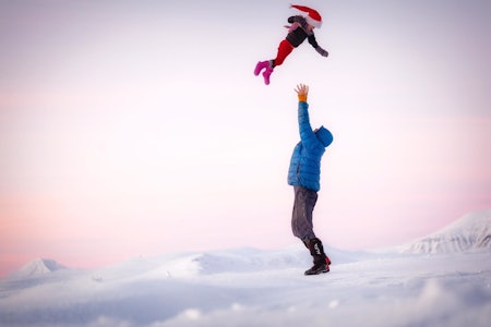 MINA OG MEG: I november 2018 pakket Alexander Read og datteren MIna pulk, ski julepynt og  adventsbok og dro til fjells. Nå deler de sine erfrainger. Foto: Lars Petter Skillestad