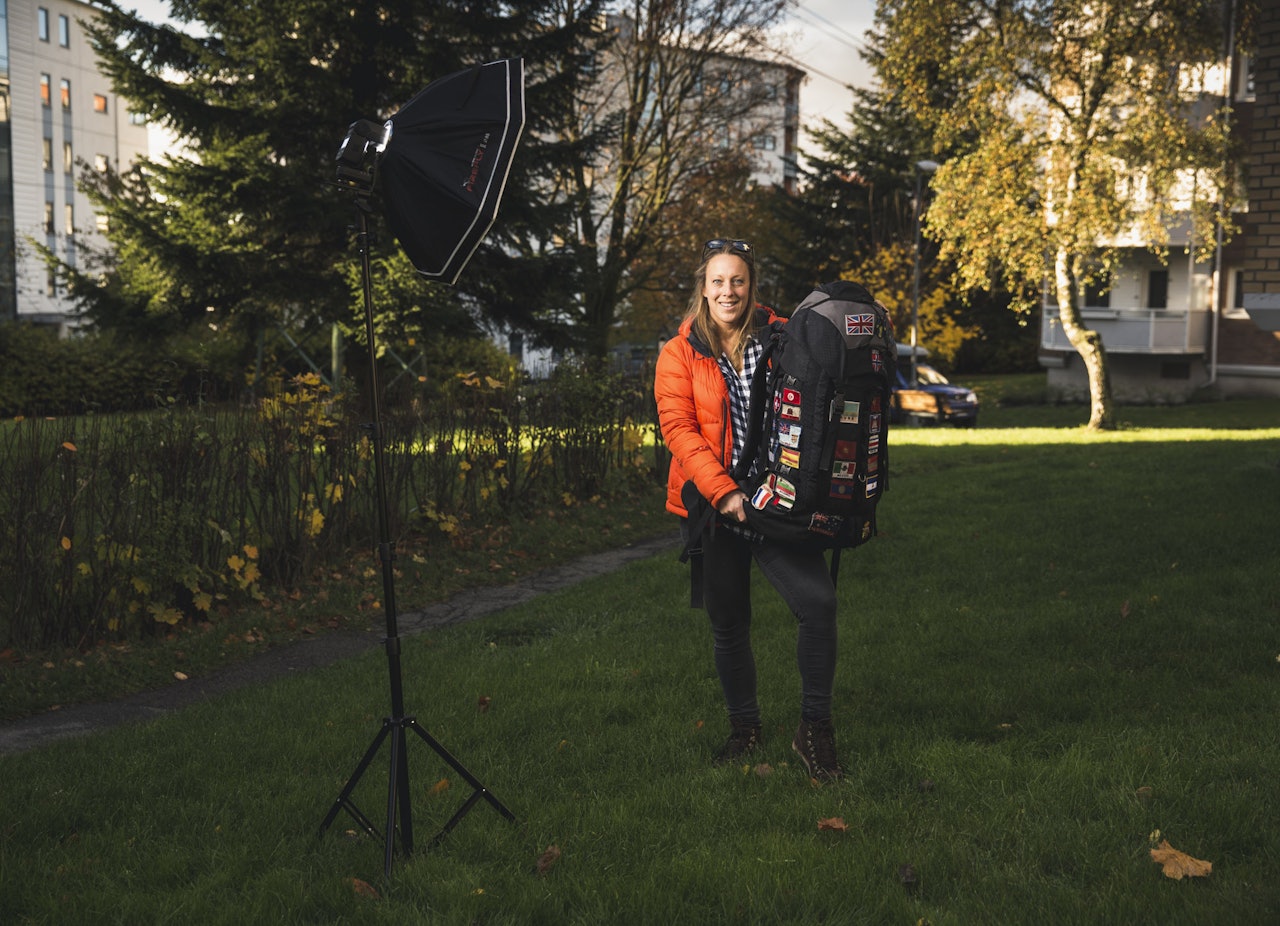 FAST FØLGE: Sekken til Annika har blitt reparert noen ganger. Jeg har alltid med nål, tråd og lim på tur. Foto: Line Hårklau backpacking ryggsekk tursekk