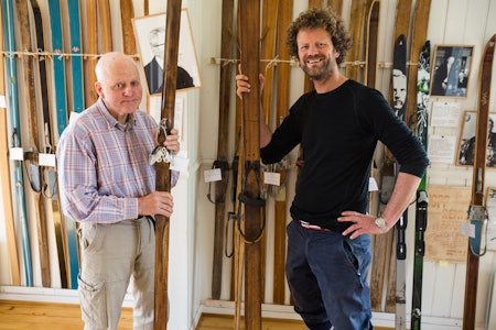 SKIPRAT: Lokalhistoriker Halvor Gundersen og fjellskiekspert Pål-Trygve Gamme får litt å snakke om når de møtes på skimuseet i gamle Hagen skole. Foto: Christian Nerdrum fjellski historie