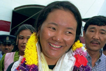 UKJENT EVEREST-BESTIGER: Lhakpa Sherpa jobber i oppvasken på Whole Foods i Connecticut.  Foto: Scanpix