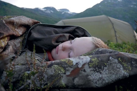 SOVER HUN? Helt ærlig, det er ikke særlig mye lettere å legge ungene utendørs enn inne. Foto: Nina Volstad legging av barn på tur