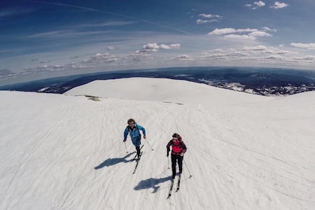 FJELLSKISKOLEN: Når du har kommet deg opp med spikerfeste på fjellskia, vil du ha gode fordeler på flater og nedoverbakker hvis du valgte å bruke feller fremfor smøring. Foto: Christian Nerdrum fjellski