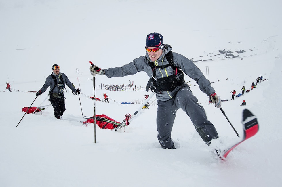VILJE AV STÅL: Øyvind Lillehagen og Halvor Wang i knedyp snø. Team Team Åsnes RAB var de første som krysset målstreken og vant lagkonkurransen for Team Åsnes RAB. Foto: Kai-Otto Melau/Xtremeidfjord