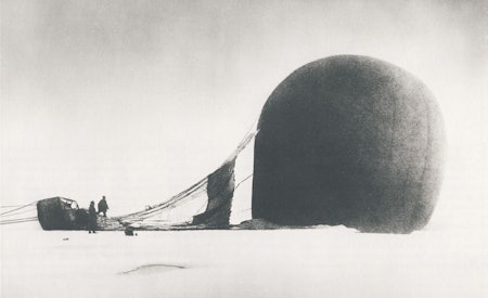 BALLONGFERDEN: S. A. Andrée og Knut Frænkel med den havarerte ballongen på pakkisen, fotografert av det tredje ekspedisjonsmedlemmet, Nils Strindberg. Den eksponerte filmen fra den mislykkede ekspedisjonen i 1897 ble funnet i 1930. 