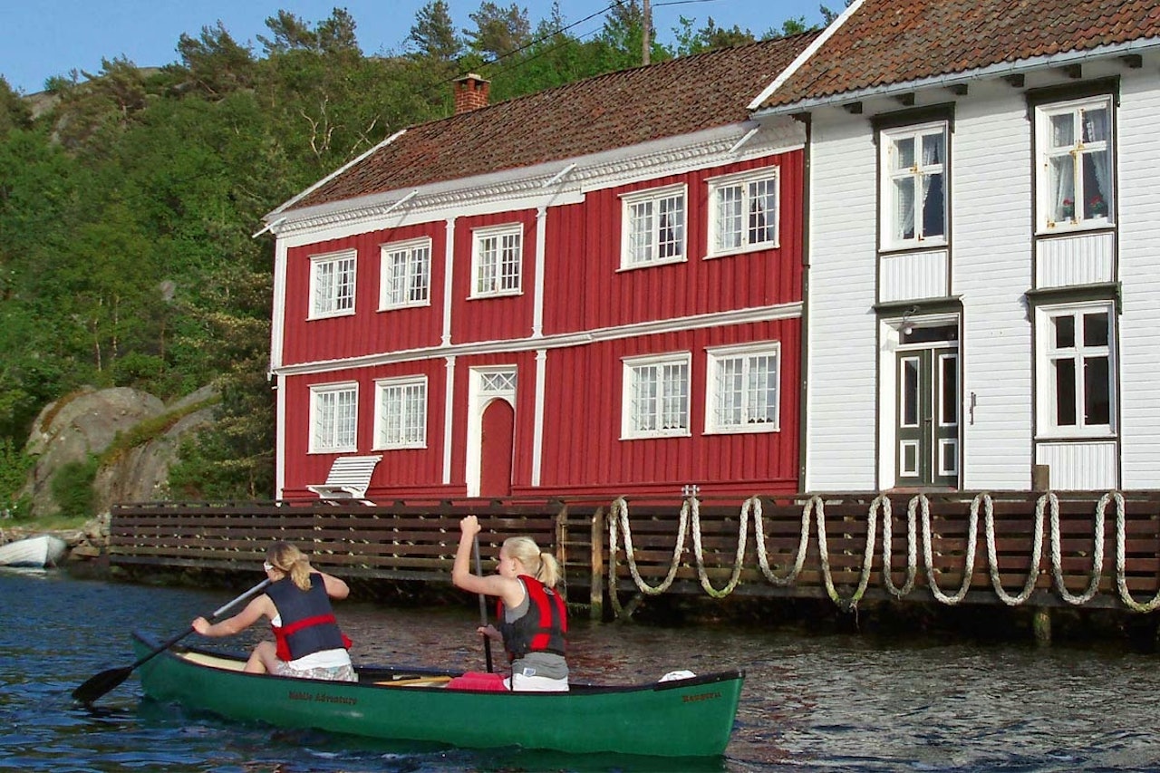 Karakteristiske bygg står i vannkanten når du padler gjennom Ny-Hellesund. Det var her begrepet «Sørlandet» ble til. Og far til navnet var Vilhelm Krag. Foto: Per Thomas Skaanes