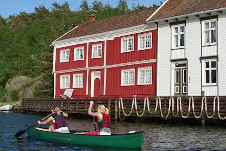 Karakteristiske bygg står i vannkanten når du padler gjennom Ny-Hellesund. Det var her begrepet «Sørlandet» ble til. Og far til navnet var Vilhelm Krag. Foto: Per Thomas Skaanes