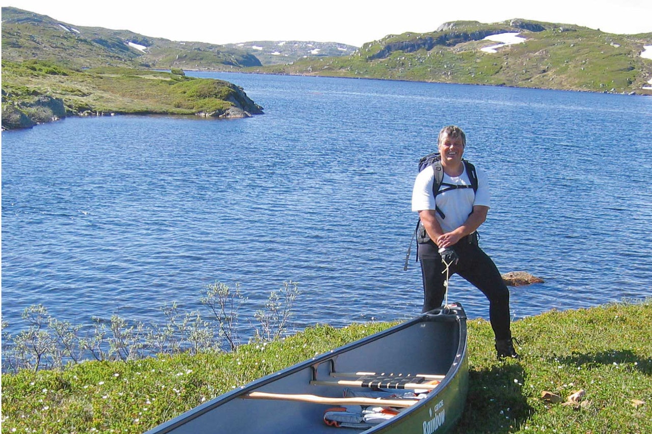 På vei innover i fjellriket med kano. Monsvatnet er en fin padleperle i fjellet. Foto: Harald Flå
