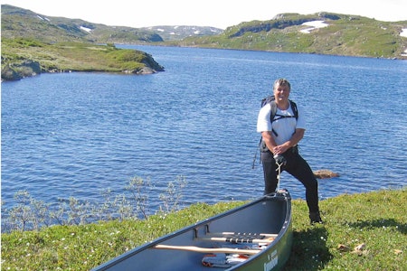 På vei innover i fjellriket med kano. Monsvatnet er en fin padleperle i fjellet. Foto: Harald Flå