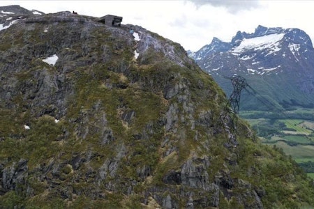 GONDOL: Romsdalseggen har blitt en populær tur, med fin utsikt ut over Romsdalsfjellene, med Trollveggen, Romsdalshorn og Vengetindene som de mest markante. Turen tar 6-8 timer, og regnes som middels krevende. Illustrasjon: JSA Office 