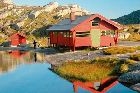 Børsteinen turisthytte ligger ikke langt fra veien og har 12 sengeplasser. Foto: Knut Bjoraa, www.castorforlag.no Børsteinen turisthytte ligger ikke langt fra veien og har 12 sengeplasser. Foto: Knut Bjoraa, www.castorforlag.no