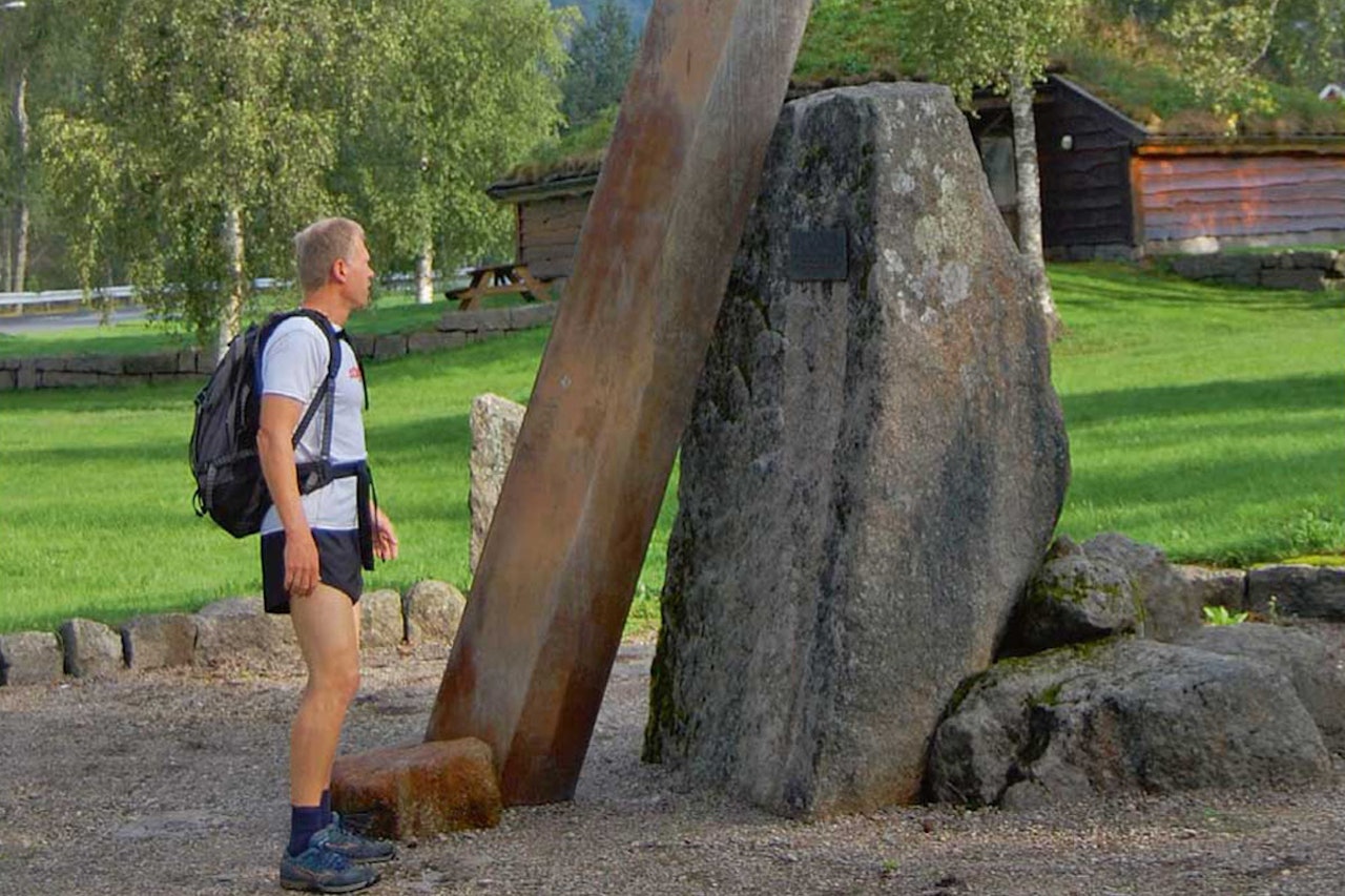 Snartemosverdet ble funnet i en intakt vikinggrav i 1933 og er et av de flotteste vikingsverdene som er funnet. I Snartemo er det reist et stort monument av sverdet. Foto: Torolf Kroglund