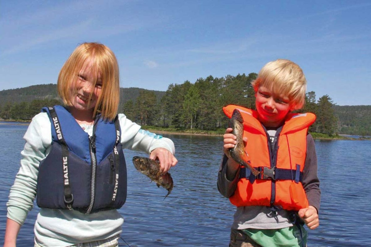 Ut på det store vannet Vegår er det fisk å få, for store og små fiskere. Foto: Olav Aas