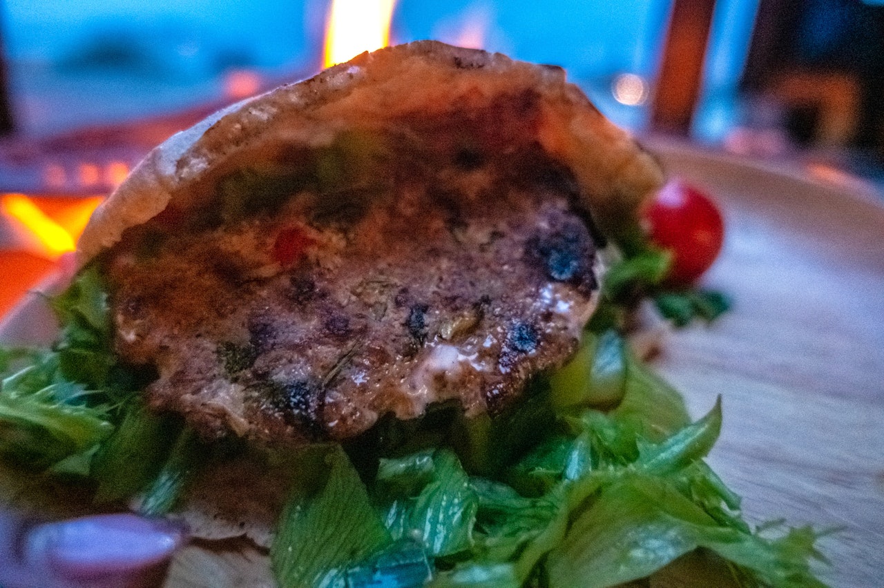 PAKISTANSK KEBAB: Spis der du vil, ekstra godt smaker det med god utsikt til. Foto: Amy Mir Amy mir Pakistansk kebab ekspedisjonsjenta