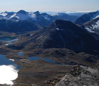 Stehøe er to meter høyere enn Gaustatoppen. Men der Gaustatoppen dominerer landskapet i sør, blir Stehøe nesten borte mellom landets høyeste fjell. Foto: Per-Arne Andersen fjelltur til Stehøe Leirvassbu Jotunheimen