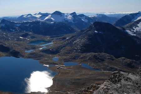 Stehøe er to meter høyere enn Gaustatoppen. Men der Gaustatoppen dominerer landskapet i sør, blir Stehøe nesten borte mellom landets høyeste fjell. Foto: Per-Arne Andersen fjelltur til Stehøe Leirvassbu Jotunheimen